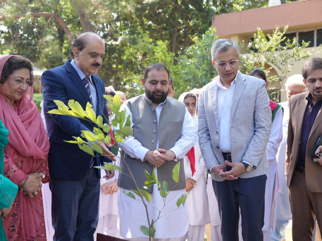 وفاقی وزیر اورنگزیب خان کھچی نے لوک ورثہ میں شجرکاری مہم کا افتتاح کر دیا