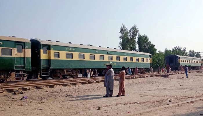 Train derails near Lodhran