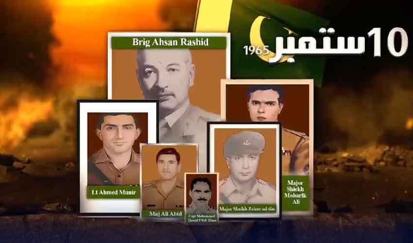 جنگ ستمبر 1965 کا دسواں روز،پاکستانی افواج کا شدید جوابی حملہ ،بھارتی فوج قصور سیکٹر سے پسپا ہونے پر مجبور اسلام آباد۔10ستمبر (اے پی پی):ستمبر1965کی جنگ کے دسویں رو ز پاکستانی افواج نے شدید جوابی حملہ کرکے بھارتی فوج کو قصور سیکٹر سے پسپا ہونے پر مجبور کردیا ۔اس موقع پر جموں سے سیالکوٹ کی طرف پیش قدمی کی کوشش کرنے والی بھارتی فوج کو بھاری نقصان بھی اٹھانا پڑا۔دوارکا اور جام نگر کے نیول اور ایئر بیس کی پاک فضائیہ کے ہاتھوں تباہی پر بھارتی بحریہ نے اپنی فضائیہ کی شرمناک شکست پر سخت غصے کا اظہار کیا ۔پاکستانی فوج نے لاہور سیکٹر کے قریب چھوٹے ہتھیاروں سے فائر کرکے بھارت کے دو جنگی طیارے مار گرائے۔سیالکوٹ کے محاذ پر بھارتی فوج کے مزید 7 سینچورین ٹینک تباہ کردیئے گئے اور اس سیکٹر میں تباہ ہونے والے بھارتی ٹینکوں کی تعداد 42 ہوگئی۔مجاہدین نے دراس سیکٹر میں مرال آباد کے مقام پر بھارتی فوج کے مضبوط ٹھکانے تباہ کردیئے۔پاک بحریہ کی برتری کی وجہ سے بحیرہ عرب میں بھارتی بحریہ کی آزادنہ سرگرمیاں بند ہوگئیں۔پاکستان کے لڑاکا طیاروں نے بھارتی فوج کی مدد کو آنے والے بھارتی جیٹ کو لاہور کی فضائی حدود میں مار گرایا۔بھارتی ایئر فورس نے مشرقی پاکستان میں رنگ پور کے علاقے لال مونیزہٹ اور دیناج پور کے ٹھاکر گاوں پر بھاری بم باری کی ۔پاک فوج بھارتی فوج کو ہر محاذ پر شکست سے دوچار کر رہی تھی۔