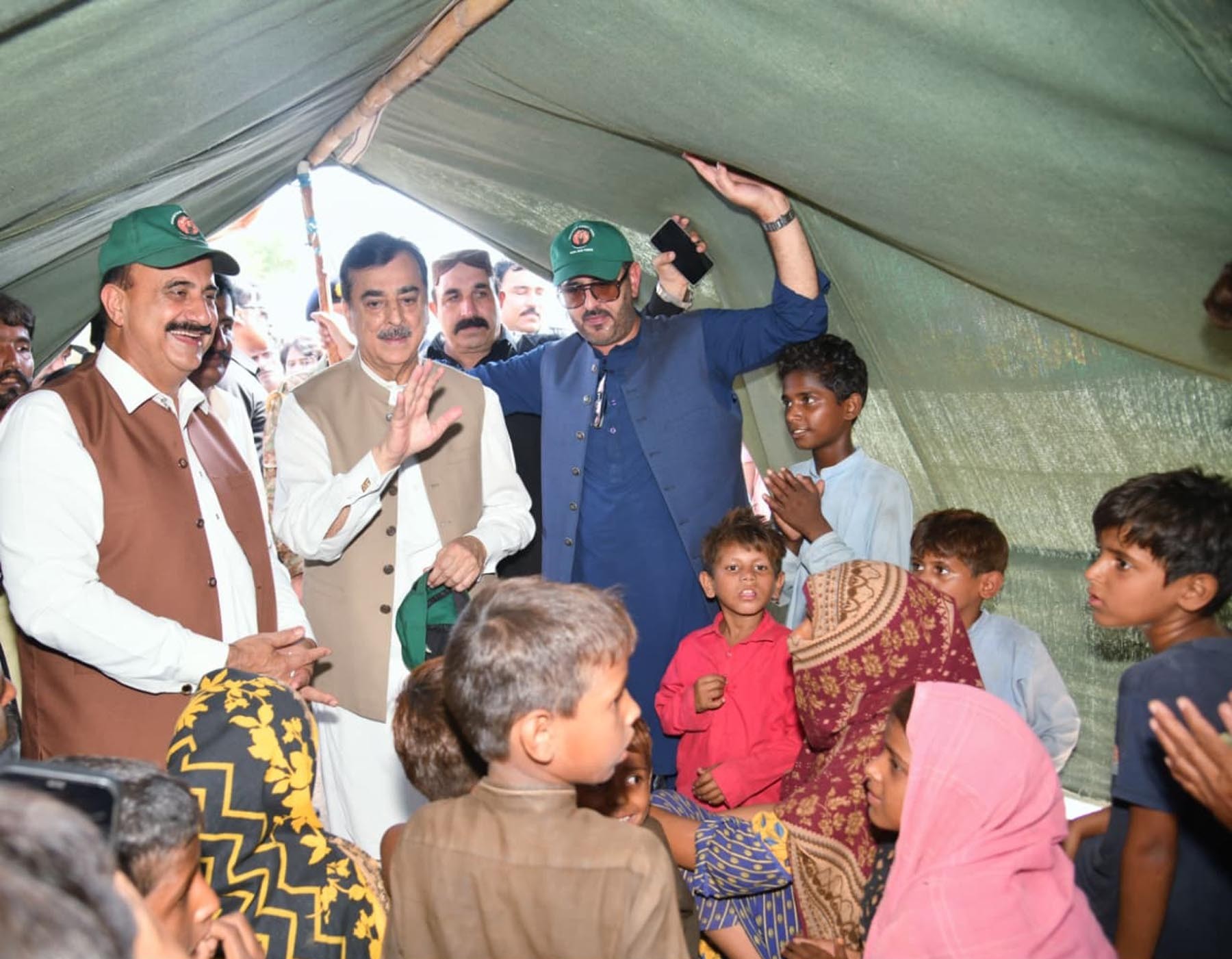 قائم مقام صدرِ مملکت کا ملتان کی تحصیل شجاع آباد کا دورہ،فلڈ ریلیف کیمپ اور متاثرہ علاقوں میں بحالی کا جائزہ لیا