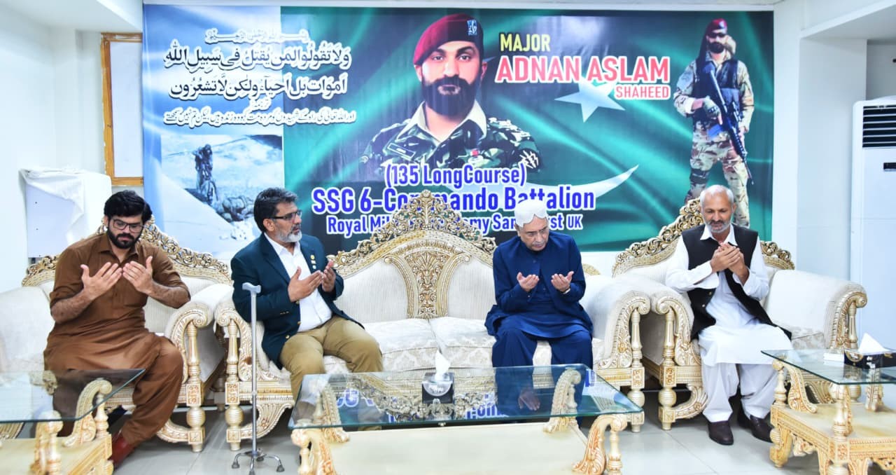 صدر مملکت آصف علی زرداری کا میجر عدنان اسلم اور میجر سید معیز عباس شہید کے گھروں کا دورہ، شہداء کے اہل خانہ کے ساتھ اظہار تعزیت
