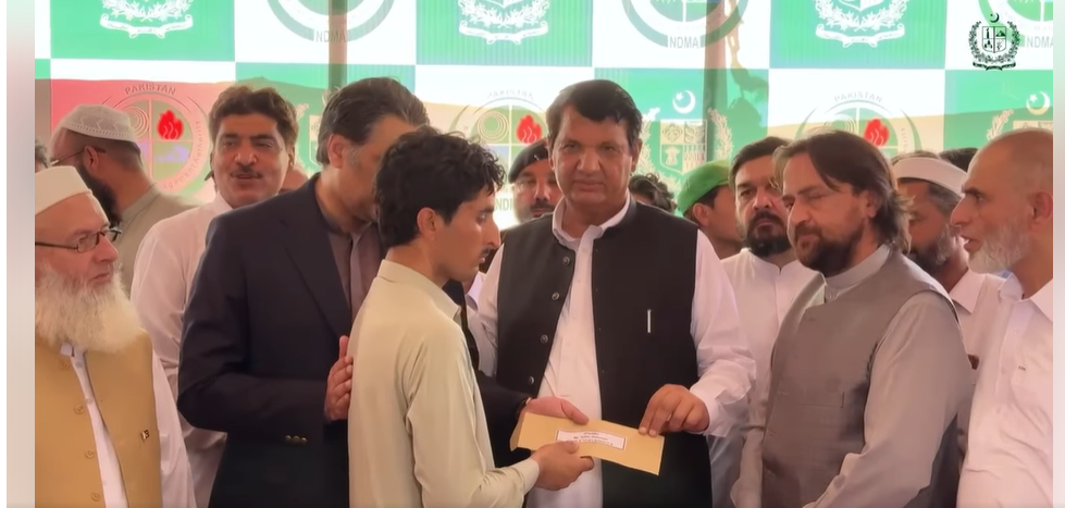وفاقی وزیر برائے امور کشمیر، گلگت بلتستان و سیفران انجینئر امیر مقام نے وزیراعظم شہباز شریف کی خصوصی ہدایات پر سیلاب متاثرین میں امدادی چیکس تقسیم کئے