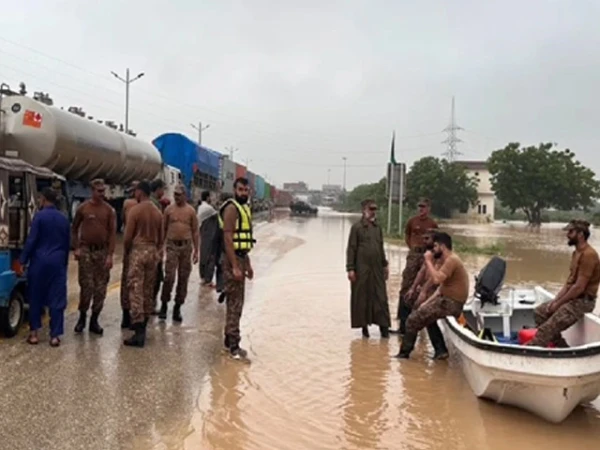 کراچی میں طوفانی بارشوں سے پانی کی سطح بلند، پاک فوج نے فوری ریسکیو آپریشن شروع کردیا