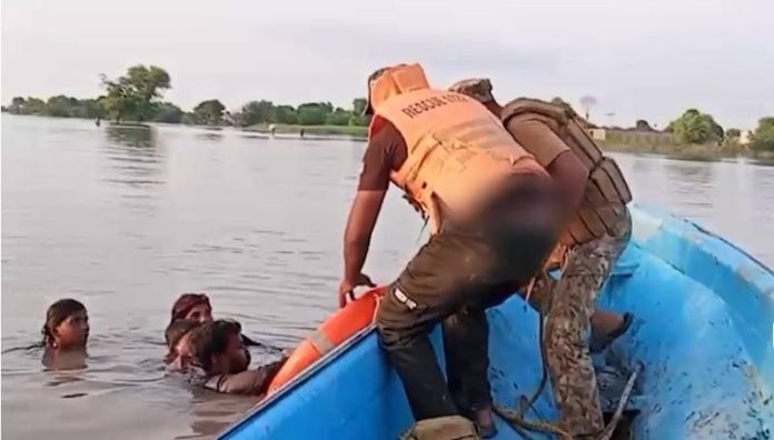 پنجاب میں پاک فوج کا ریسکیو اینڈ ریلیف آپریشن جاری ، سینکڑوں متاثرین محفوظ مقامات پر منتقل