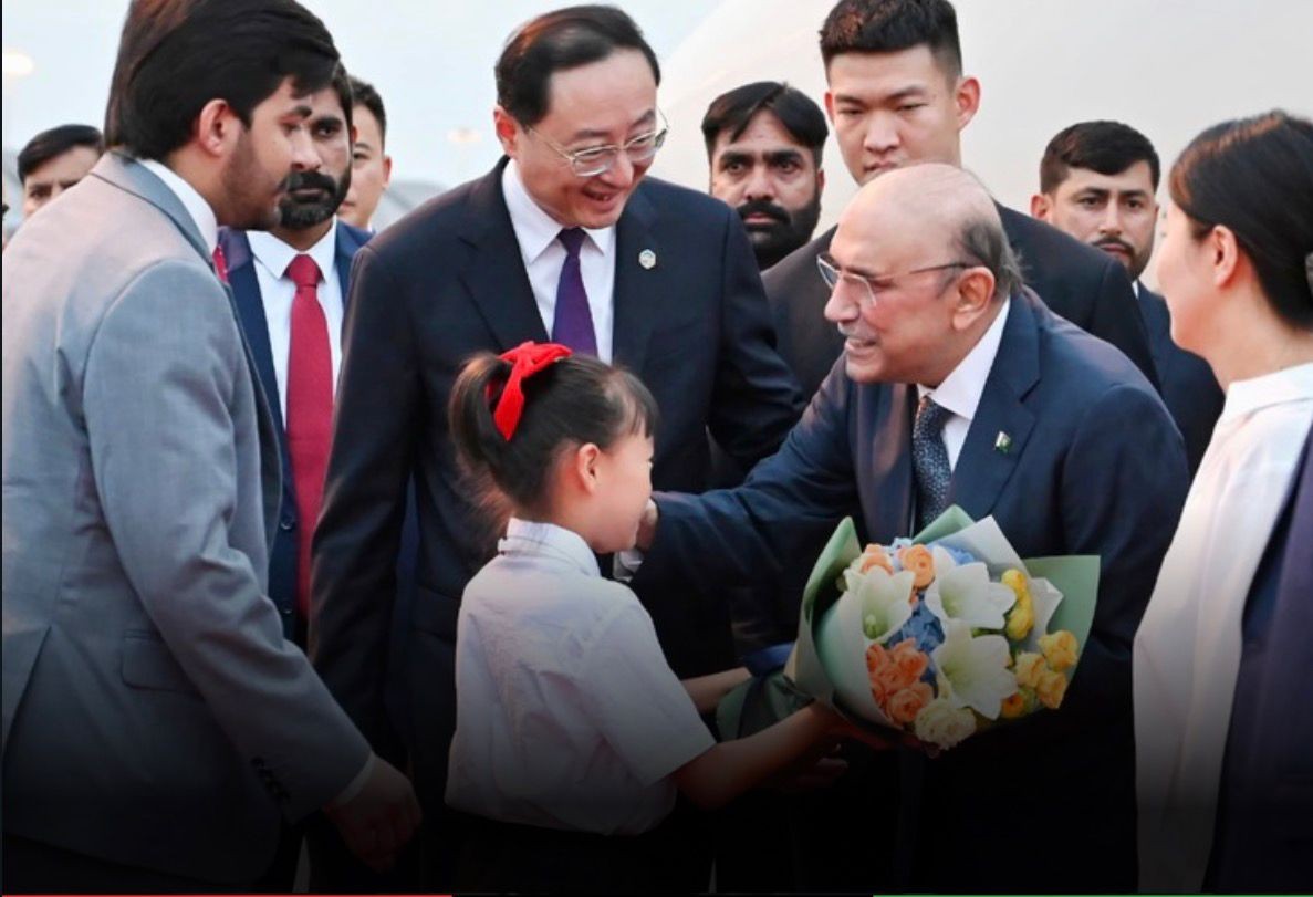 صدر مملکت آصف علی زرداری چین کے سرکاری دورے کے آغاز پر چینگدو پہنچ گئے