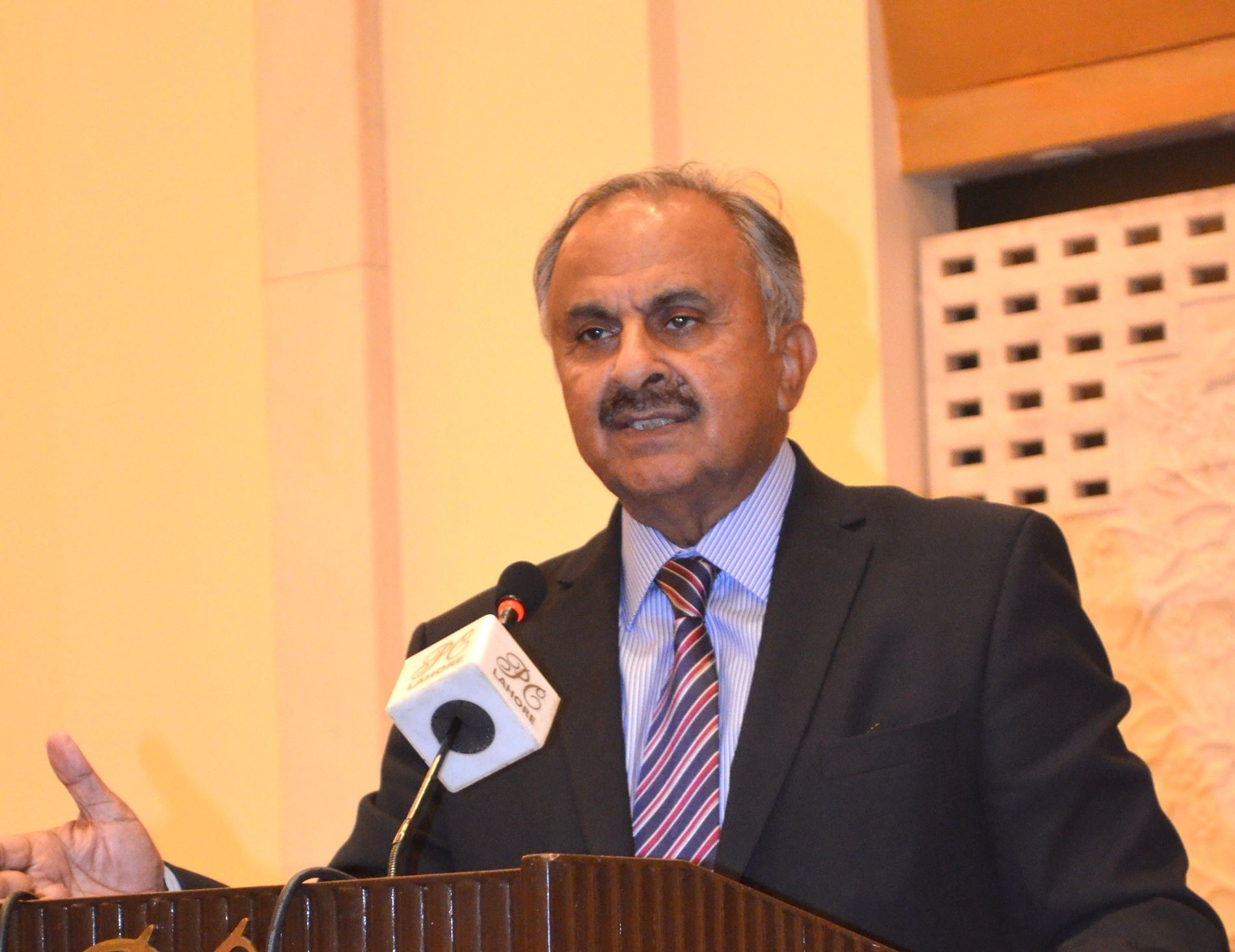 پاکستان بڑی طاقتوں کے درمیان پُل اور مسلم دنیا میں قائدانہ کردار ادا کر رہا ہے،لیفٹیننٹ جنرل (ر) عبد القیوم
