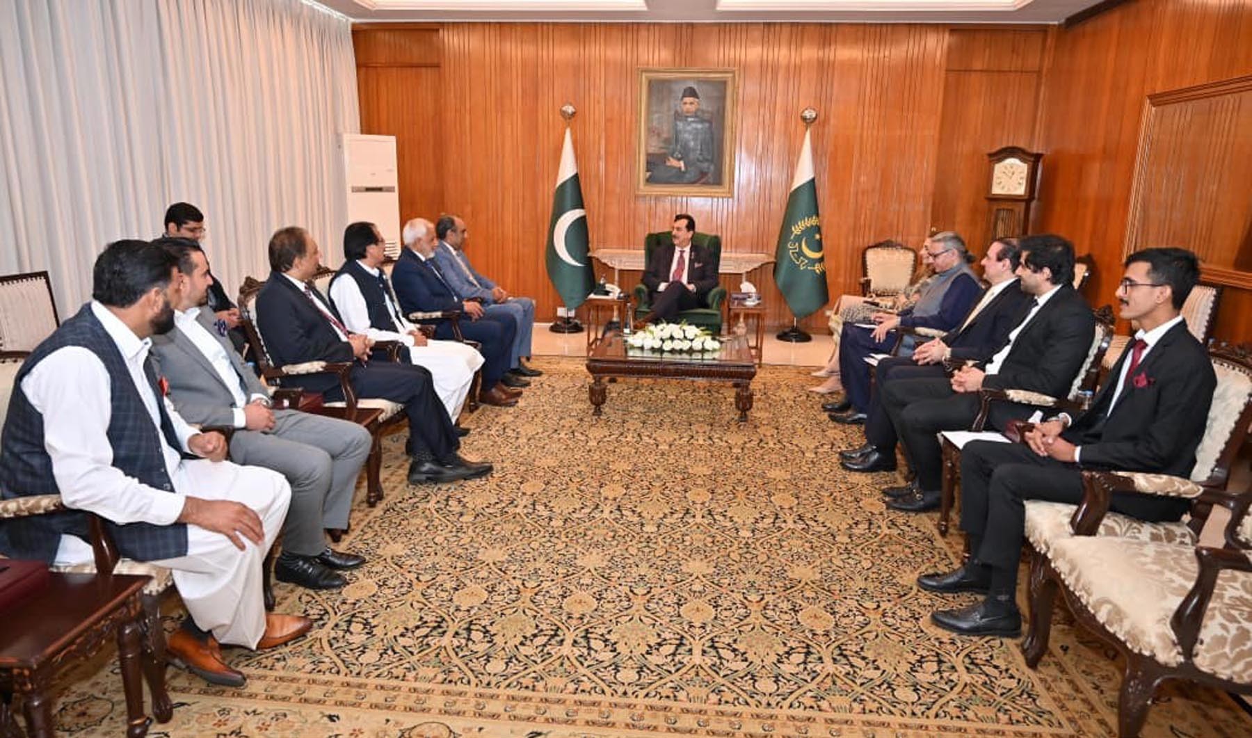 قائم مقام صدر سید یوسف رضا گیلانی سے برطانیہ کے ہائوس آف لارڈز کے رکن لارڈ شفق محمد، یورپین پارلیمنٹ کے سابق رکن بیرسٹر تنویر حسین اور چوہدری محبوب حسین کی ملاقات
