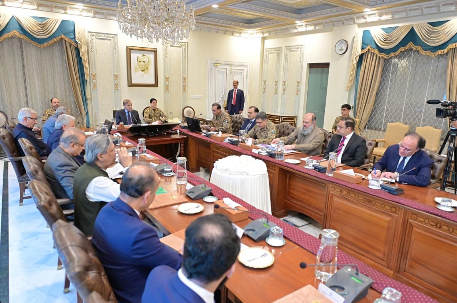وزیراعظم کی بین الاقوامی سرمایہ کاروں کو تمام سہولیات کی فراہمی کی ہدایت، پاکستان کو خطے میں سرمایہ کاری کا پرکشش مرکز بنایا جائے گا، شہباز شریف