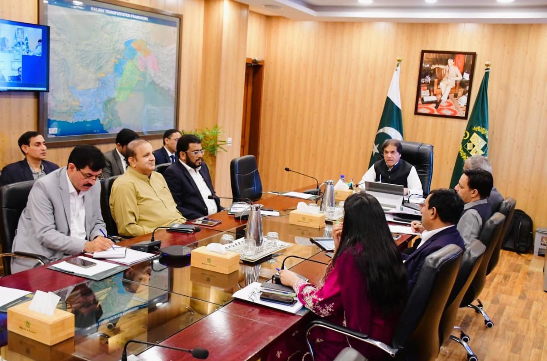 وفاقی وزیرِ ریلوے محمد حنیف عباسی کی زیرِ صدارت وزارتِ ریلوے میں پشاور ریلوے ڈویژن کے امور پر ایک اہم اجلاس