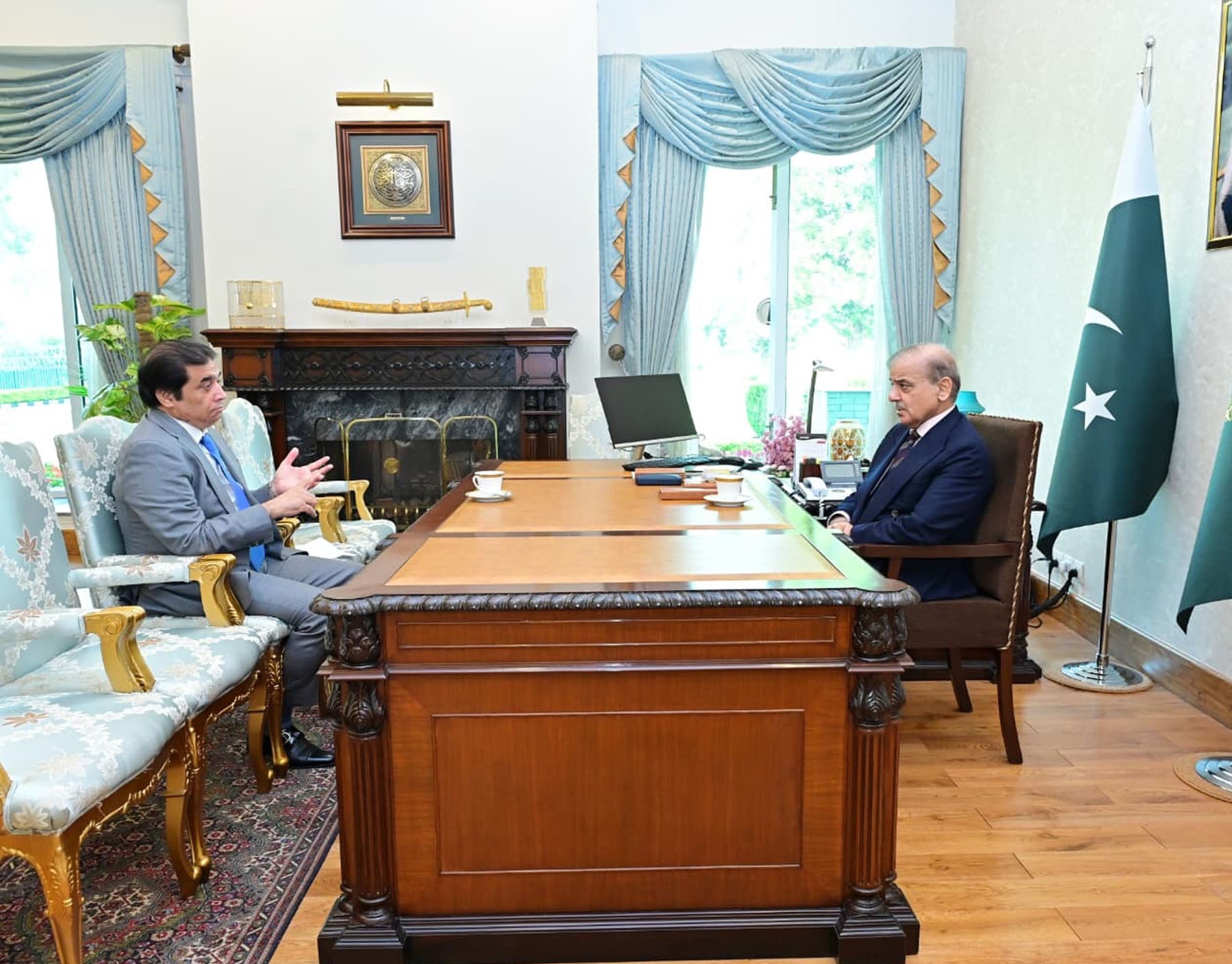 وزیراعظم شہباز شریف سے وفاقی وزیر ریلوے حنیف عباسی کی ملاقات، ملکی صورتحال پر تبادلہ خیال
