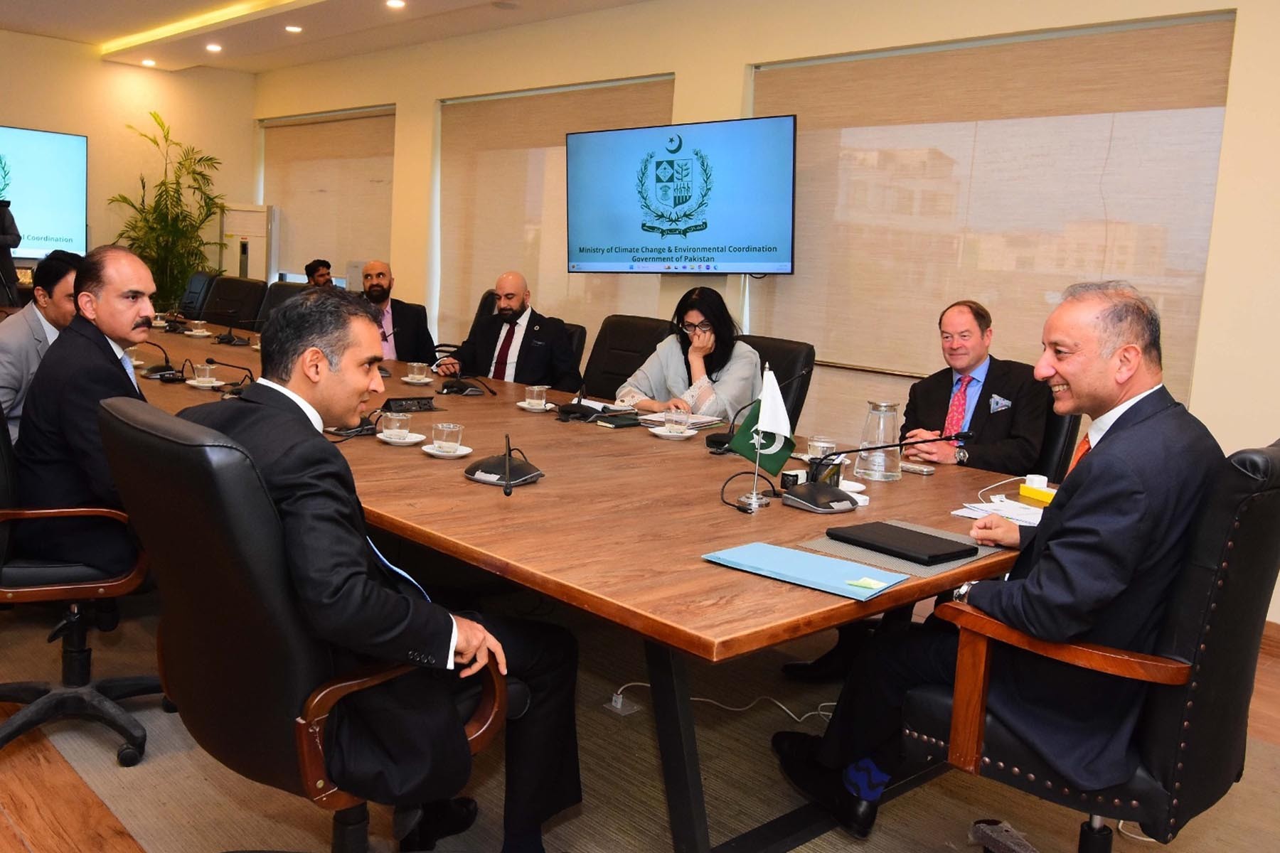 وفاقی وزیر برائے موسمیاتی تبدیلی ڈاکٹر مصدق ملک سے سیمسن گروپ کے بین الاقوامی مشاورتی بورڈ کی ملاقات، ماحولیاتی سرمایہ کاری اور شجرکاری کے اہداف بارے تبادلہ خیال کیا