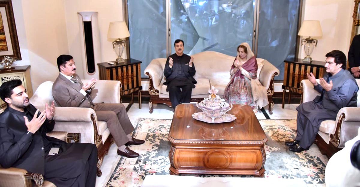 قائم مقام صدر سید یوسف رضا گیلانی کی گورنر خیبرپختونخوا کے ہمراہ عاصمہ ارباب عالمگیر کے گھر آمد، والد کے انتقال پر تعزیت کی