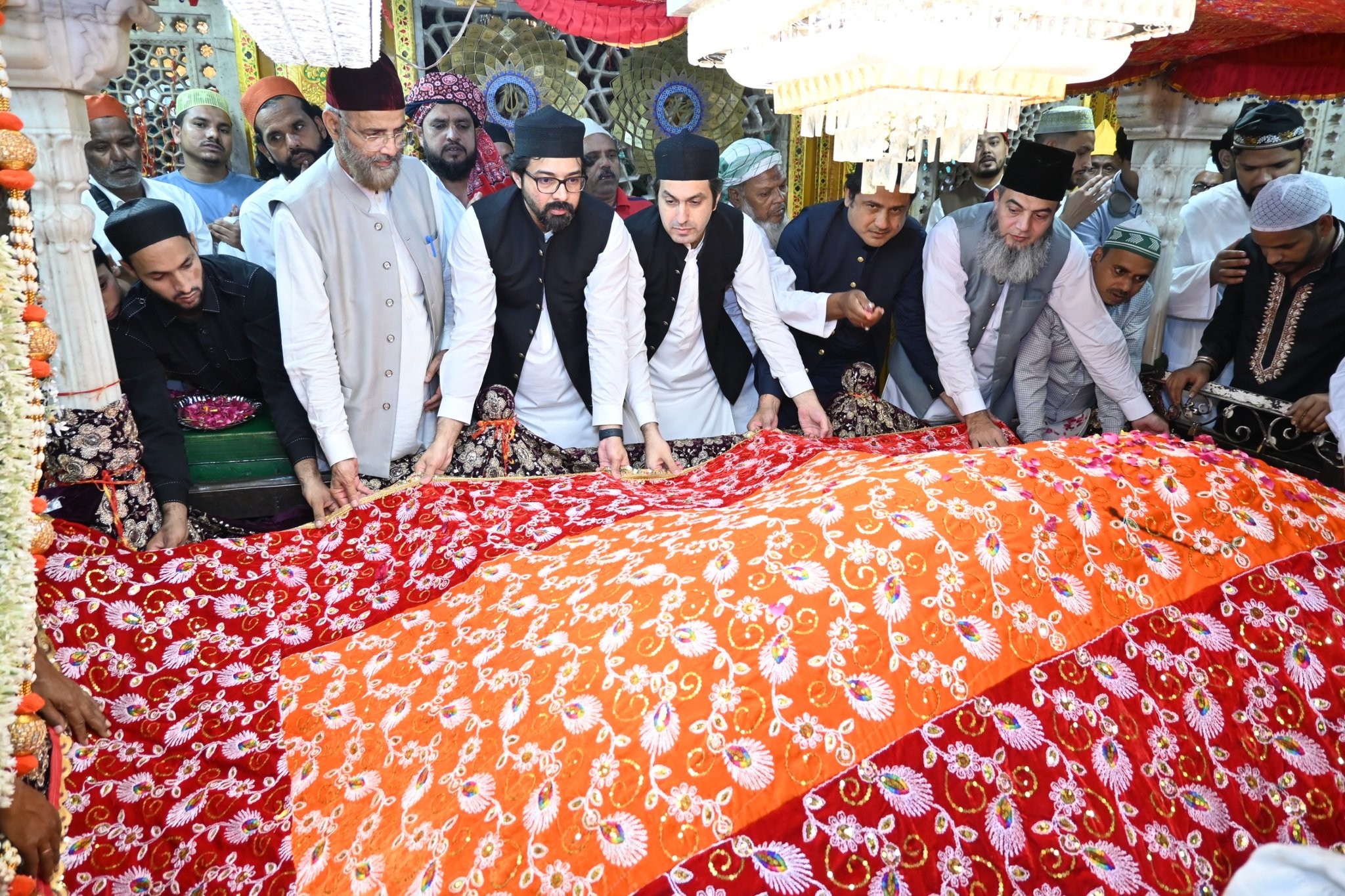 پاکستان ہائی کمیشن کے فرسٹ سیکرٹری شعیب سرور کی حضرت خواجہ نظام الدین اولیاءؒ کے مزار پر حاضری، روایتی چادر چڑھائی