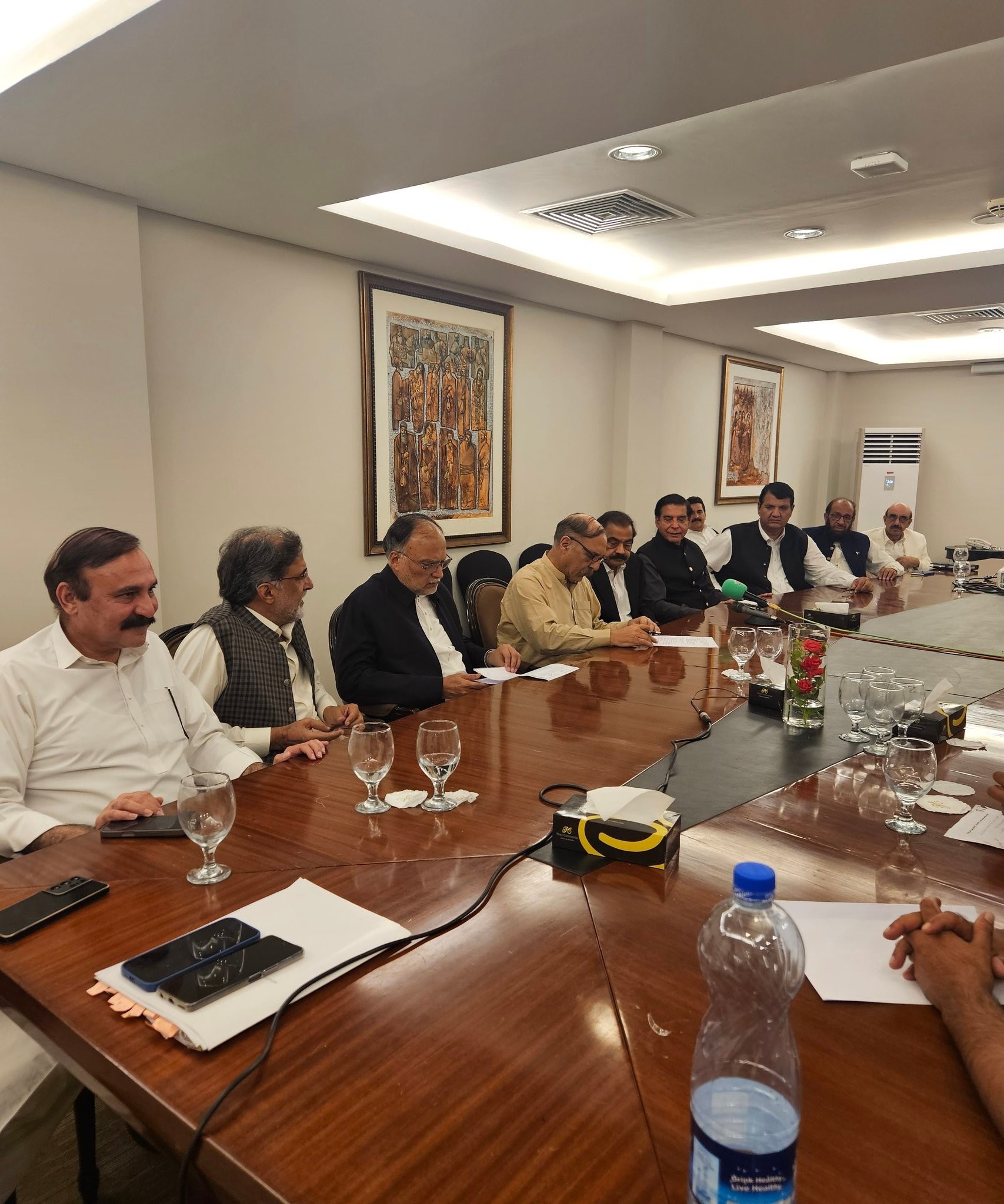 عوامی ایکشن کمیٹی سے کامیاب معاہدے کے بعد آزادکشمیر میں خوش اسلوبی سے معاملات طے پا گئے ،معاہدے سے پاکستان اور کشمیر دونوں کی جیت ہوئی،حکومتی کمیٹی