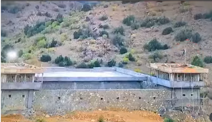 انگور اڈہ جنوبی وزیرستان میں پاک فوج نے افغانی پوسٹوں پر پاکستان کا جھنڈا لہرا دیا
