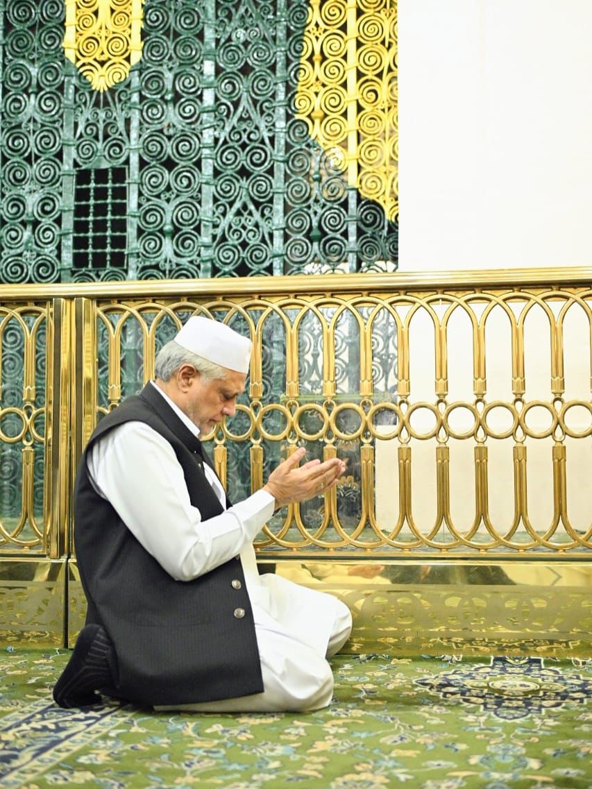 نائب وزیراعظم محمد اسحاق ڈار وطن واپس پہنچ گئے