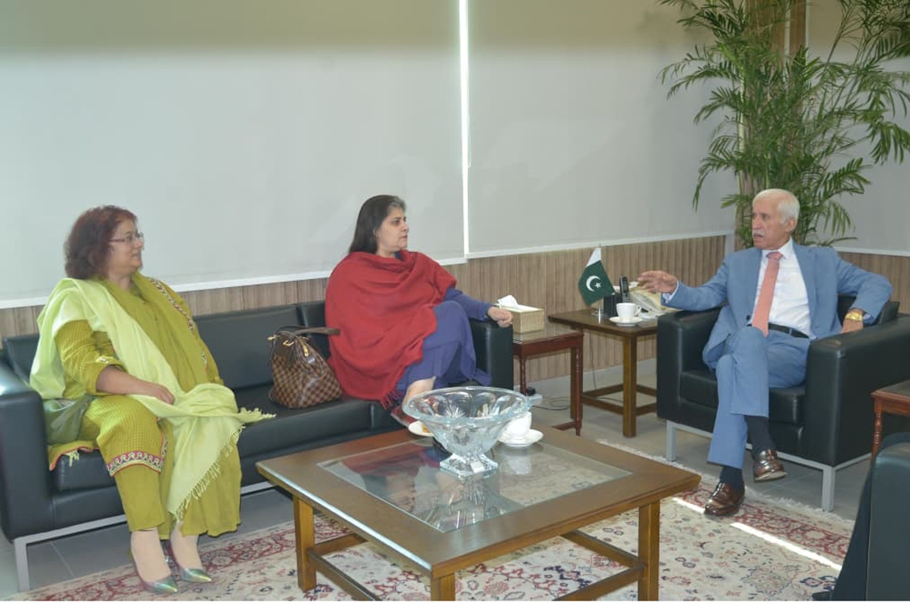 وفاقی وزیر برائے بورڈ آف انویسٹمنٹ قیصر احمد شیخ کی نیوٹیک کی چیئرپرسن گُل مینا بلال احمد سے ملاقات