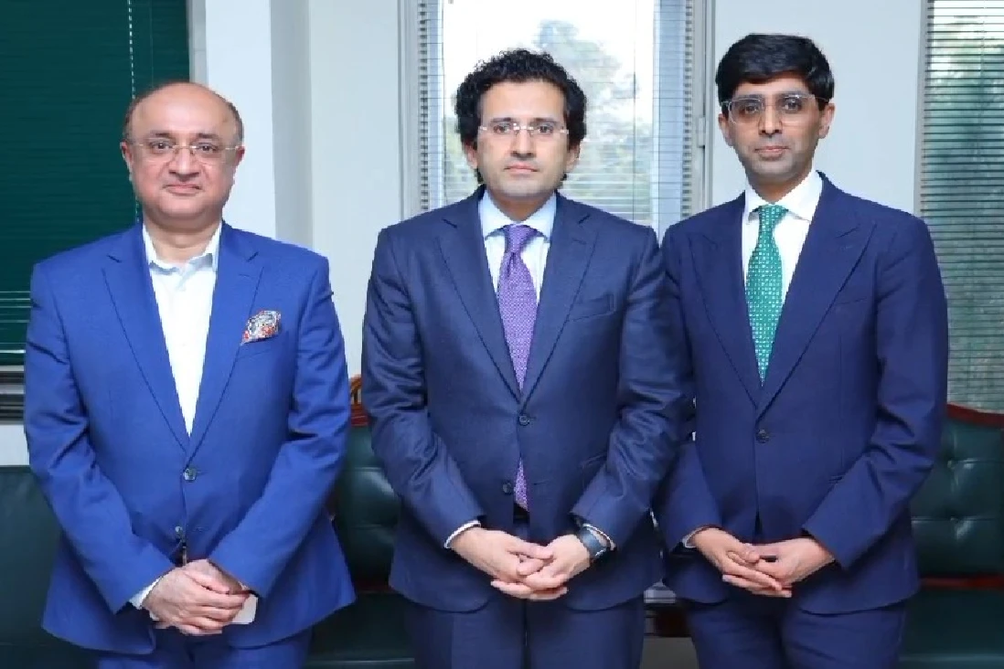 وفاقی وزیرِ پٹرولیم علی پرویز ملک سے لندن میں قائم بین الاقوامی لاء فرم مل بینک کے پارٹنر منیب حسین کی ملاقات