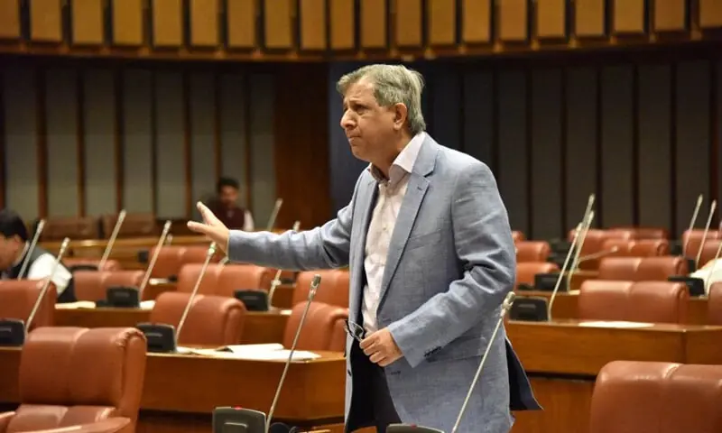 پی ٹی آئی کے بانی ایک سزا یافتہ قیدی ہیں، انہیں قانون اور جیل قواعد کے عین مطابق تمام طبی اور قانونی سہولیات فراہم کی جا رہی ہیں، اعظم نذیر تارڑ