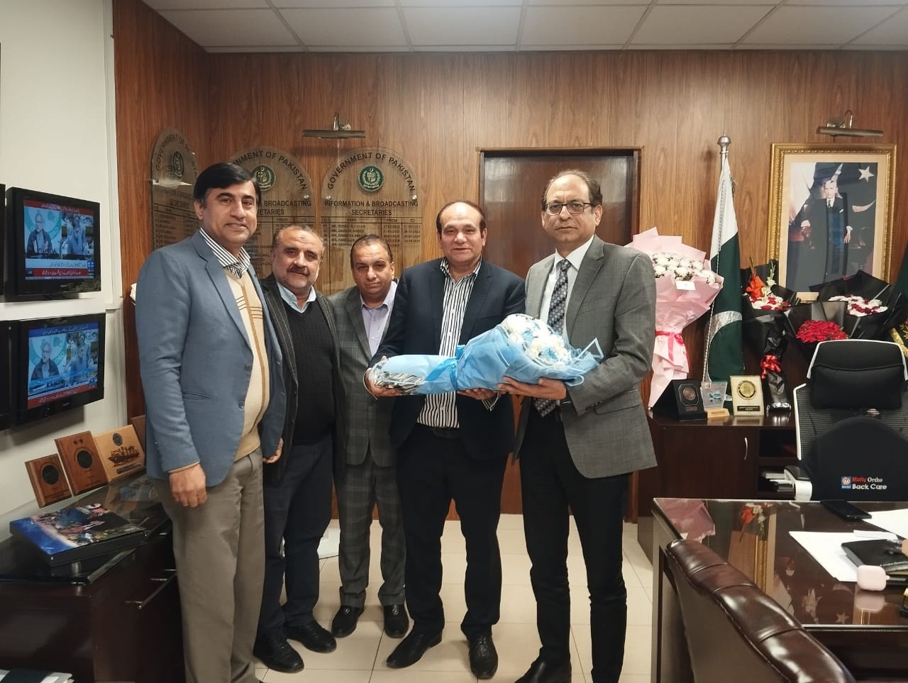 وفاقی سیکرٹری اطلاعات و نشریات اشفاق احمد خلیل سے سینئر ڈائریکٹر پی ٹی وی خواجہ صلاح الدین کی ملاقات