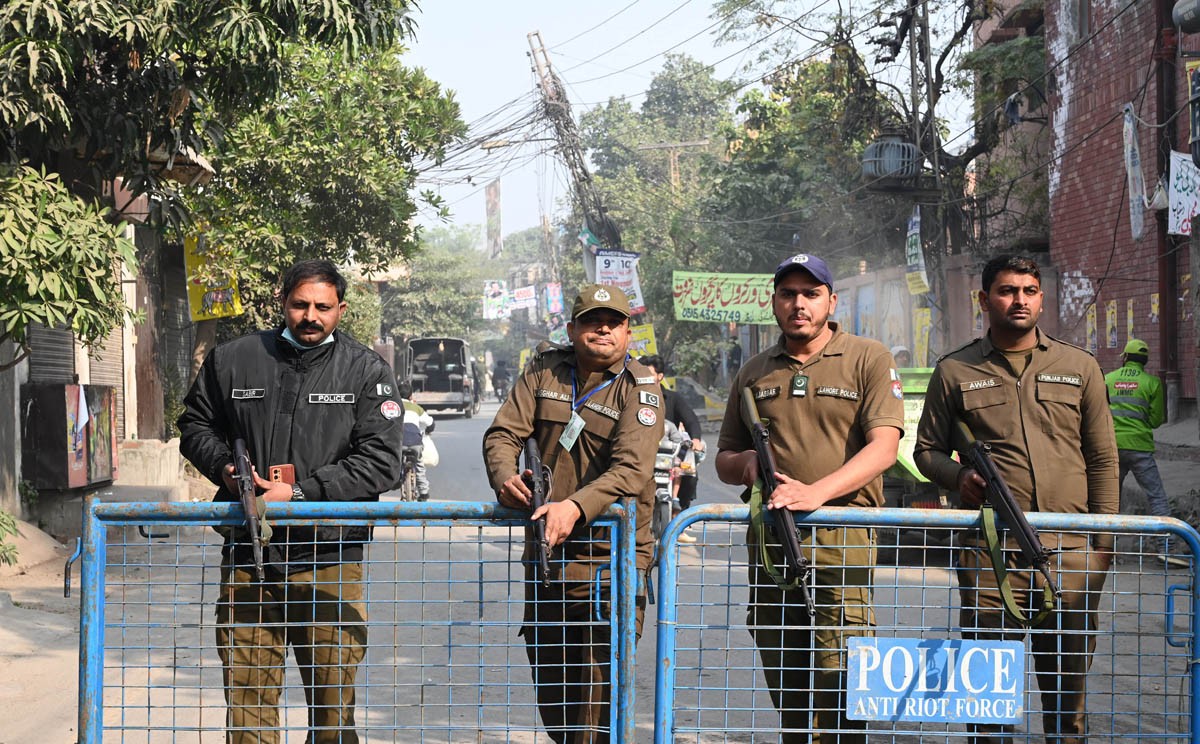 ڈپٹی کمشنر سید حسن رضا کا عاشورہ محرم الحرام کے سکیورٹی انتظامات کی نگرانی کے لیے ڈسٹرکٹ ایمرجنسی آپریشن سینٹر کا دورہ