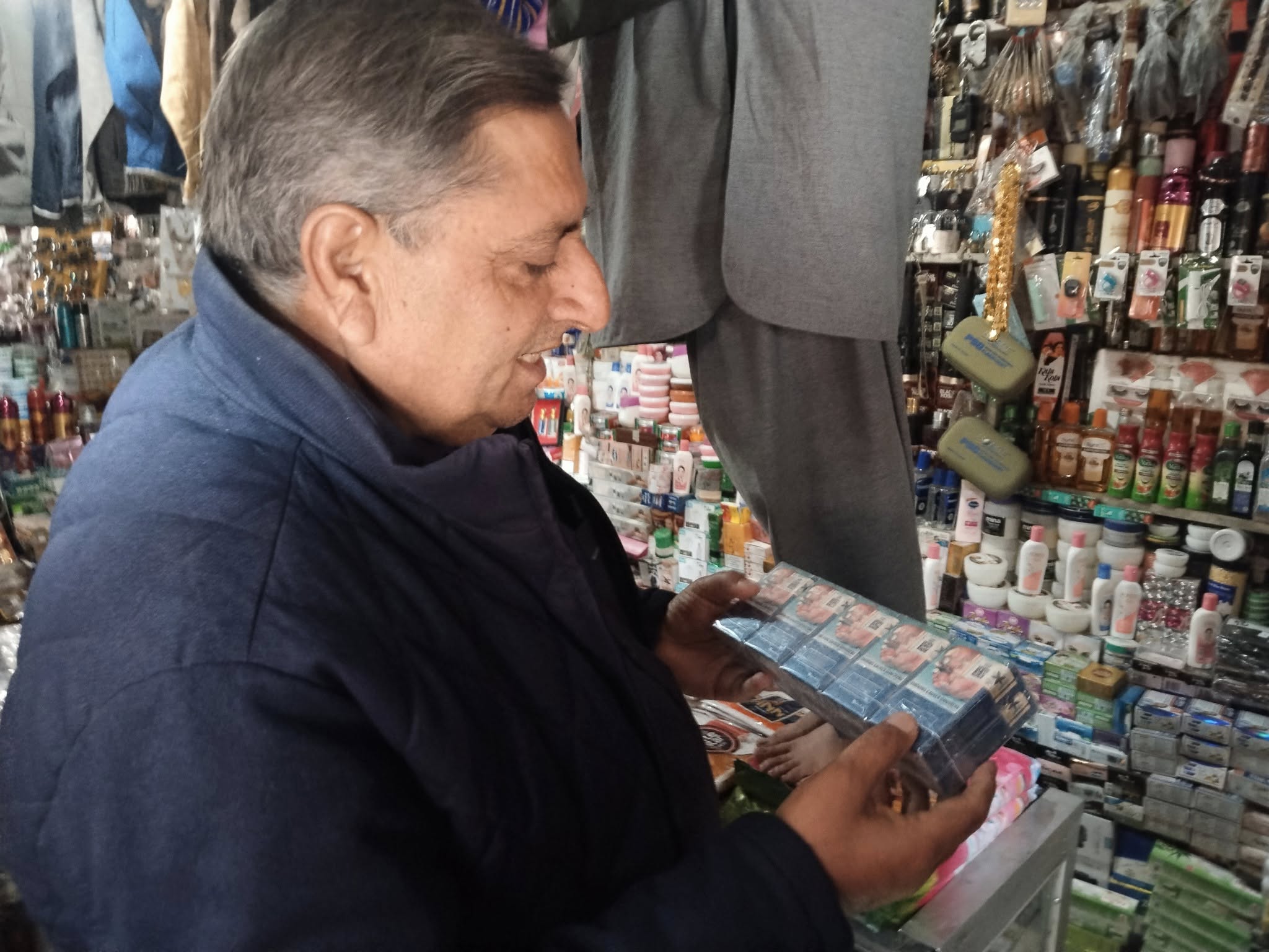 بٹگرام،ایڈیشنل اسسٹنٹ کمشنر کا مختلف دکانوں پر چھاپہ، غیرقانونی و نان کسٹم پیڈ سگریٹ برآمد