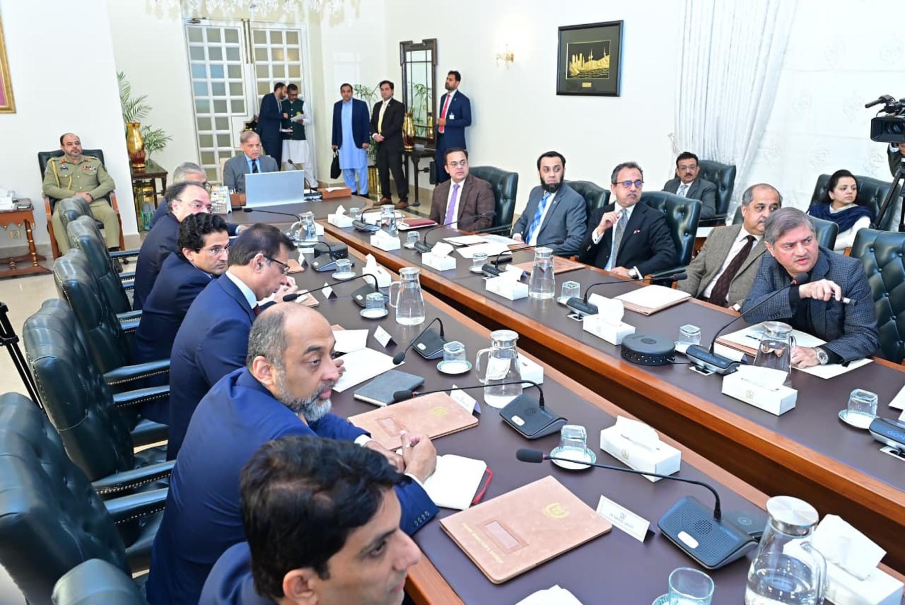 چیف آف ڈیفنس فورسز،آرمی چیف فیلڈ مارشل سید عاصم منیر کو جی ایچ کیو راولپنڈی میں تینوں مسلح افواج کے دستے کا گارڈ آف آنر