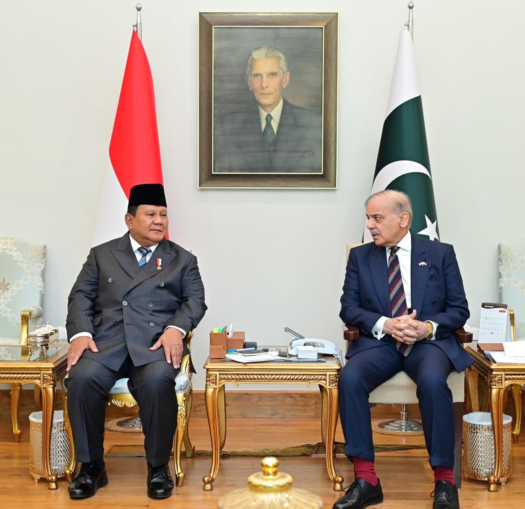 وزیر اعظم محمد شہباز شریف اور انڈونیشیا کے صدر پرابووو سوبیانتو کا اقتصادی و تجارتی تعلقات، دفاع، سلامتی، صحت، تعلیم، سائنس و ٹیکنالوجی، زراعت اور ماحولیاتی تعاون مزید مضبوط بنانے کے مشترکہ عزم کا اعادہ