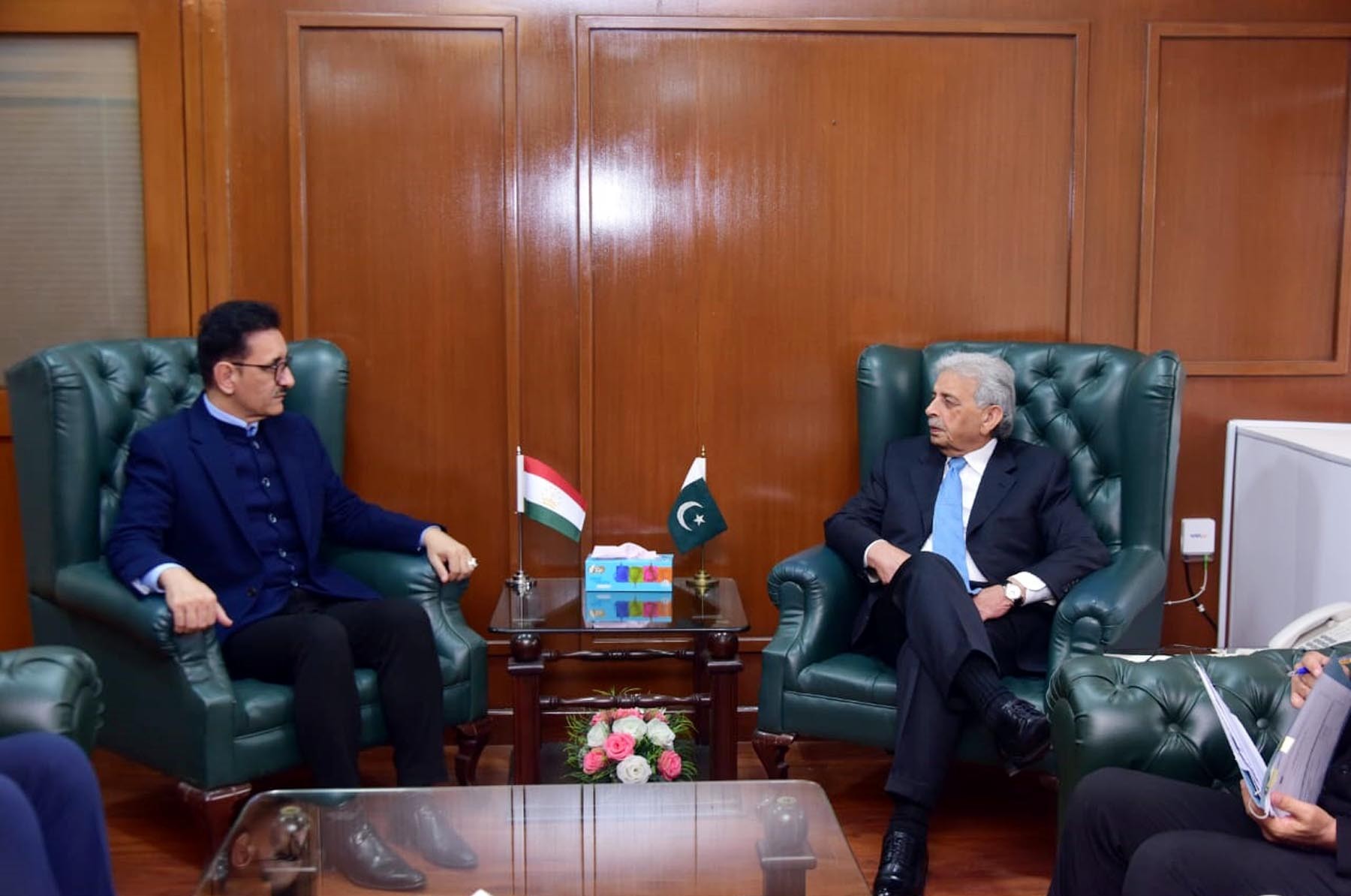 وفاقی وزیر قومی غذائی تحفظ و تحقیق رانا تنویر حسین سے تاجکستان کے سفیر یوسف شریف زادہ سے ملاقات، زرعی و غذائی تحفظ کے شعبے میں تعاون کو مزید مضبوط بنانے کے عزم کا اظہار
