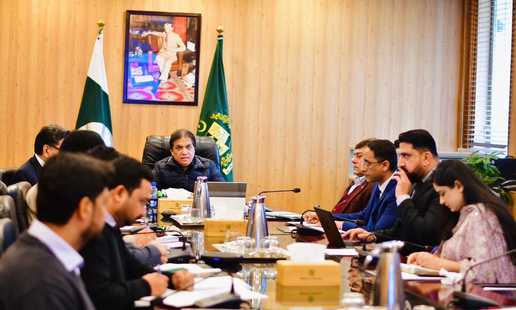 وزیرِ ریلوے محمد حنیف عباسی کی زیرِ صدارت سکھر ریلوے ڈویژن سے متعلق ایک اہم اجلاس