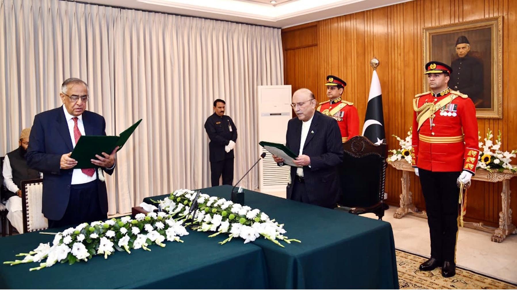 صدرِ مملکت آصف علی زرداری نے ظفرالحق حجازی سے وفاقی ٹیکس محتسب کے عہدے کا حلف لے لیا