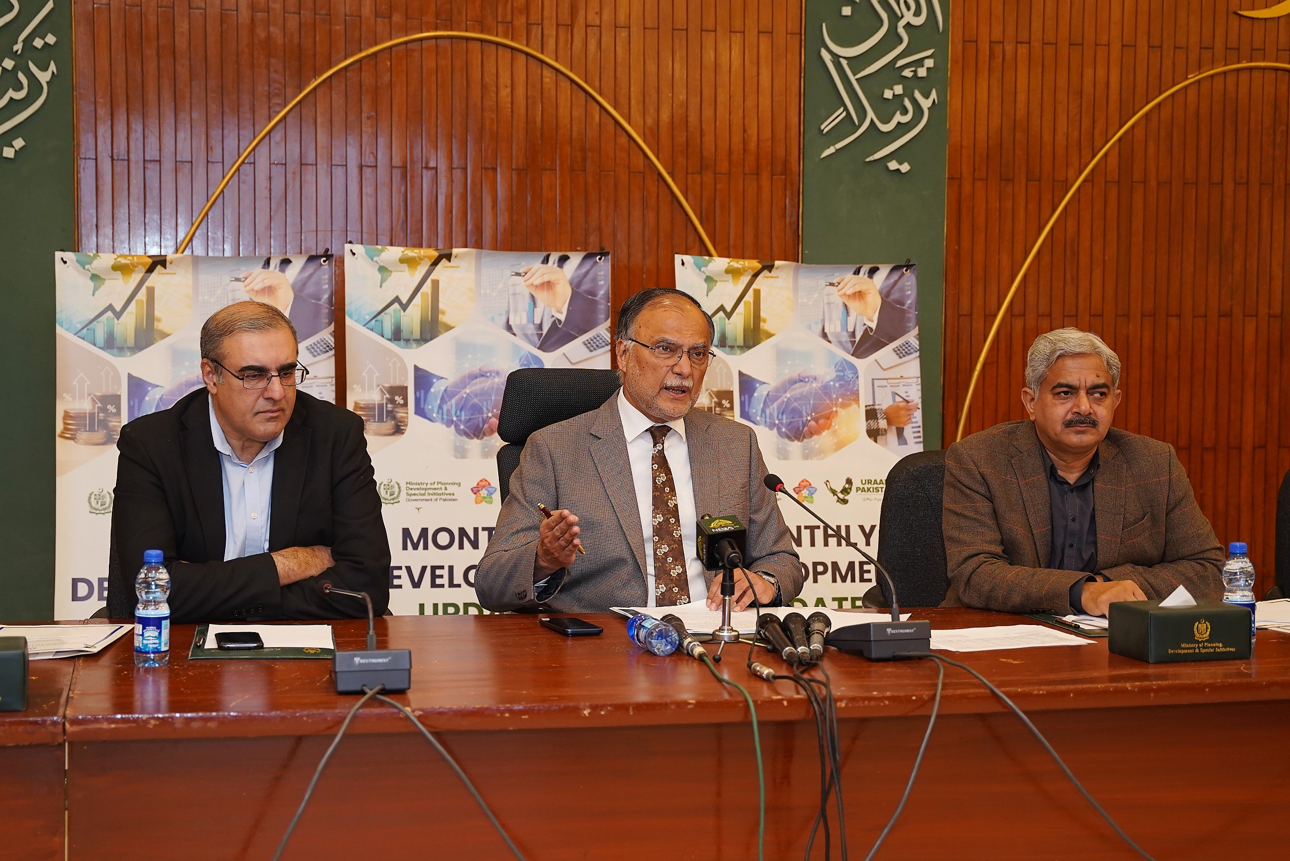 مالی سال 2025-26 کے دوران جولائی تا نومبر پاکستان کی معیشت میں واضح استحکام دیکھنے میں آیا جو محتاط میکرو اکنامک مینجمنٹ، درست پالیسی سمت اور ہدفی اصلاحاتی اقدامات کا نتیجہ ہے، احسن اقبال