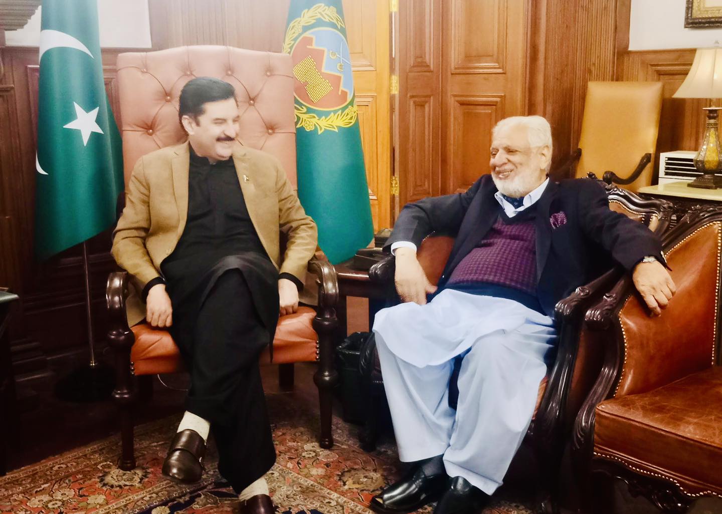 گورنر خیبرپختونخوا فیصل کریم کنڈی سےسابق گورنر اقبال ظفر جھگڑا کی ملاقات،صوبے کے مجموعی صورتحال بارے تبادلہ خیال کیا