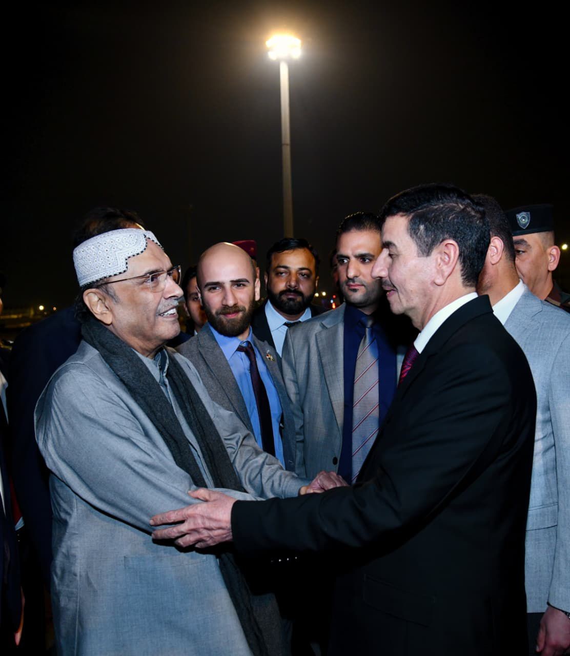 صدر مملکت آصف علی زرداری عراق کے دورے کے بعد وطن واپس پہنچ گئے، دورہ کے دوران عراق کے صدر اور وزیرِ اعظم سے ملاقاتیں کیں اور دو طرفہ تعلقات اور باہمی دلچسپی کے امور پر تبادلہ خیال کیا