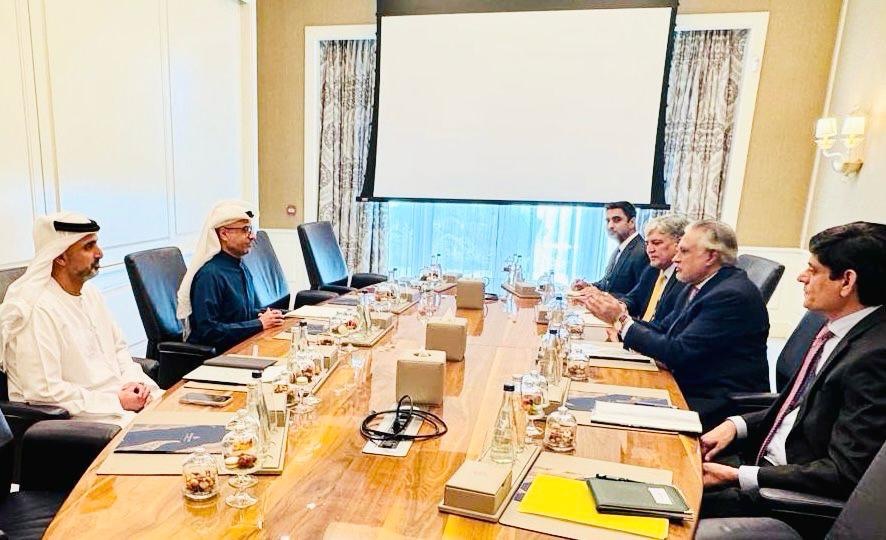 نائب وزیرِ اعظم اور وزیرِ خارجہ سینیٹر محمد اسحاق ڈار کی دبئی میں اتیصلات کے چیئرمین سے ملاقات،سرمایہ کاری بڑھانے کے مواقع پر تبادلہ خیال