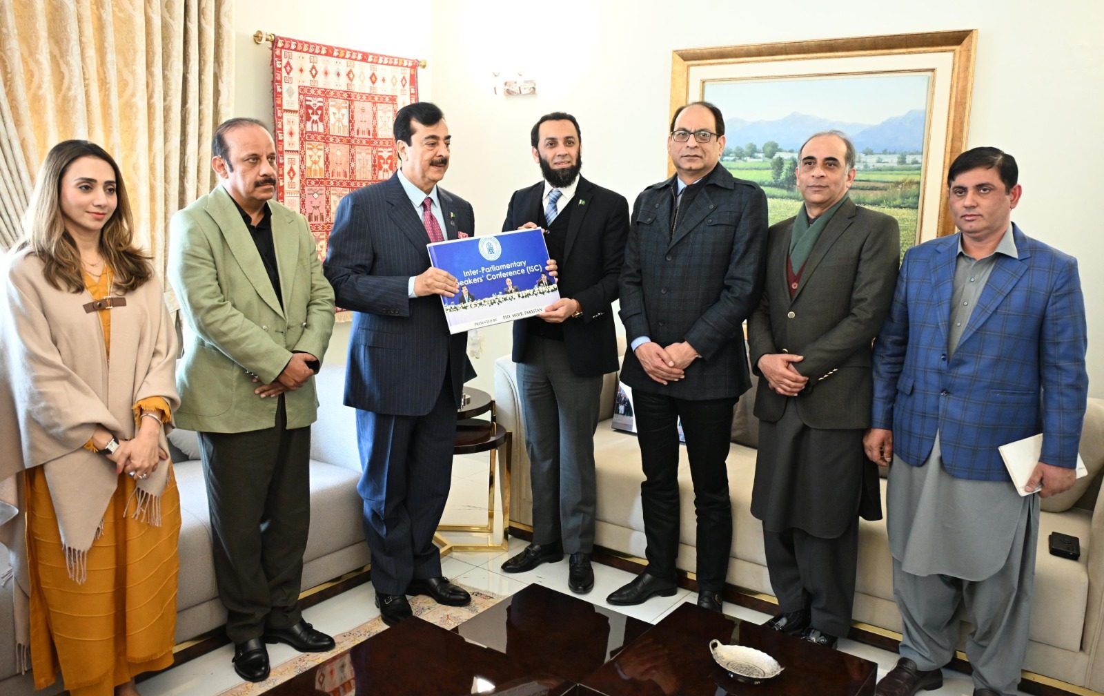 چیئرمین سینیٹ سید یوسف رضا گیلانی سے وفاقی وزیر اطلاعات و نشریات عطاءاللہ تارڑ کی ملاقات، بین الپارلیمانی سپیکرز کانفرنس کی ڈیجیٹل البم پیش کی
