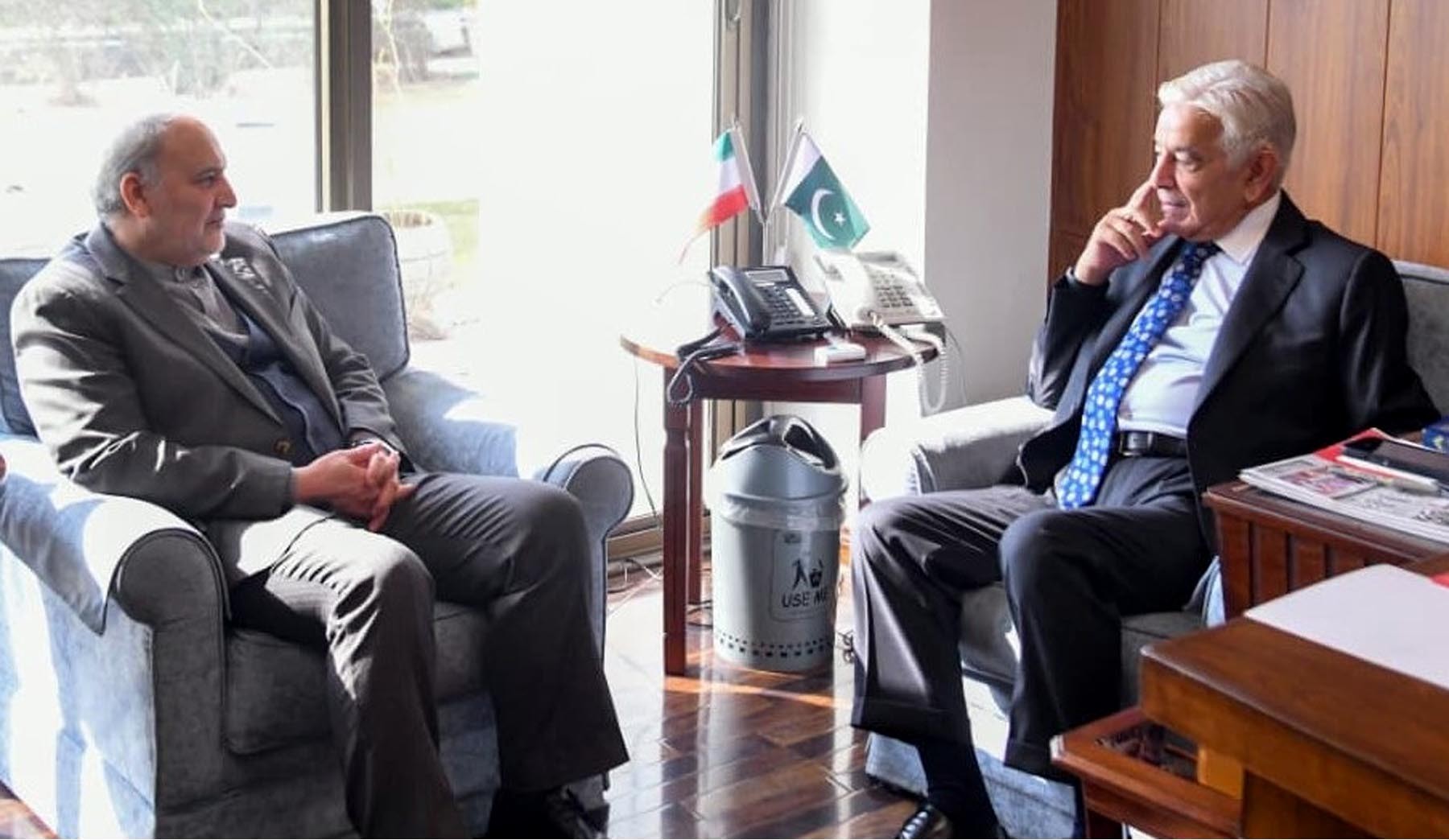 وزیر دفاع خواجہ آصف سے ایران کے سفیر ڈاکٹر رضا امیری کی ملاقات، باہمی دلچسپی کے امور پر تبادلہ خیال