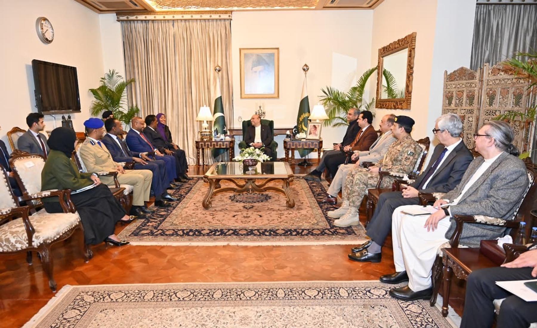 صدر مملکت آصف علی زرداری سے صومالیہ کے وزیرِ داخلہ کی ملاقات، سفارتی پاسپورٹ رکھنے والوں کے لئے ویزا ختم کرنے کے معاہدے پر دستخط