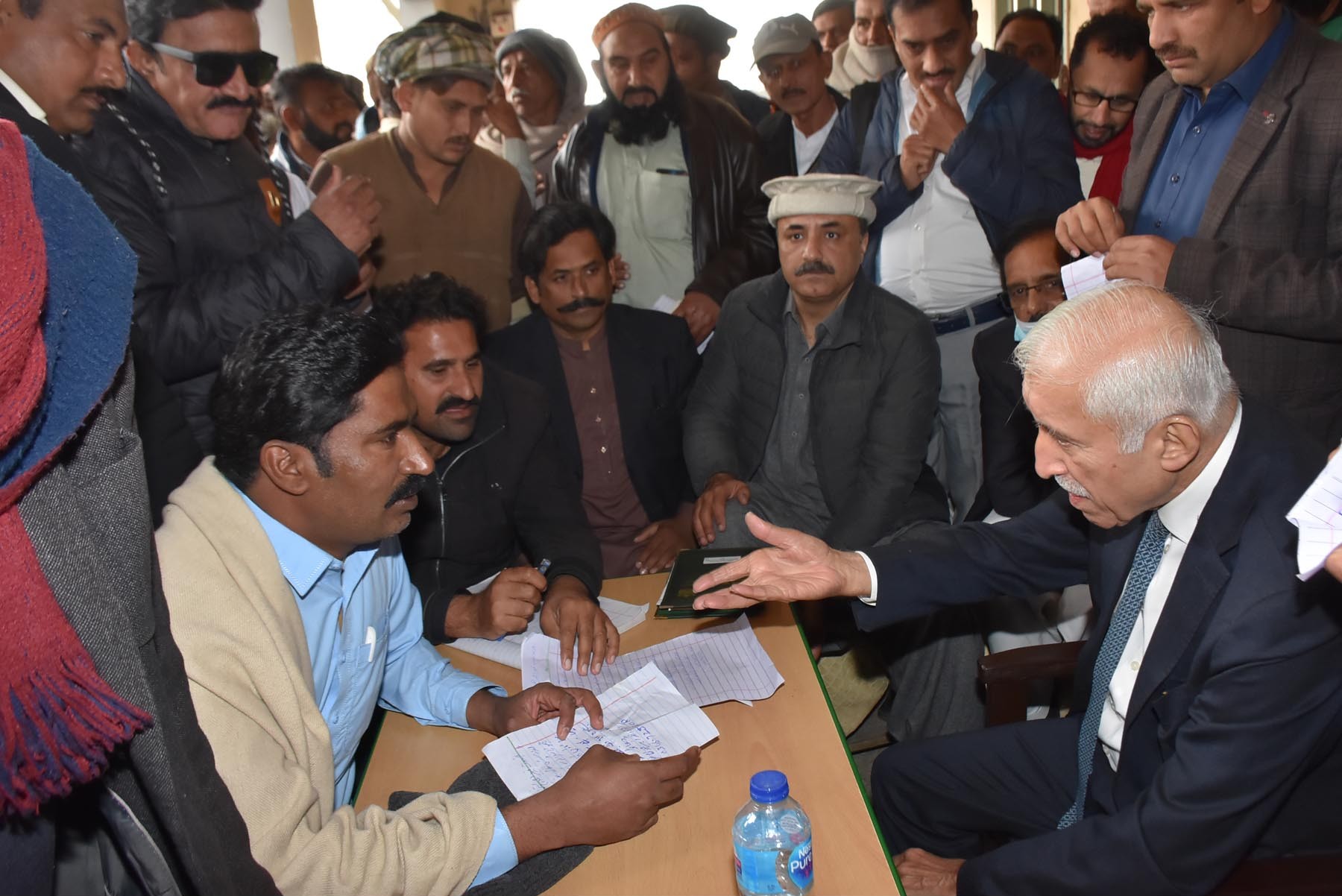 وفاقی وزیر کی اپنے ڈیرے پر عوامی مسائل کے فوری حل کے لیے کھلی کچہری کا انعقاد