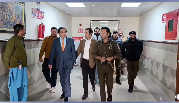 وفاقی وزیر ریلوے حنیف عباسی کے ہمراہ سی پی او راولپنڈی سید خالد ہمدانی کا کڈنی اینڈ لیور سنٹر کا دورہ، جدید طبی سہولیات کو قابلِ تحسین قرار دیا