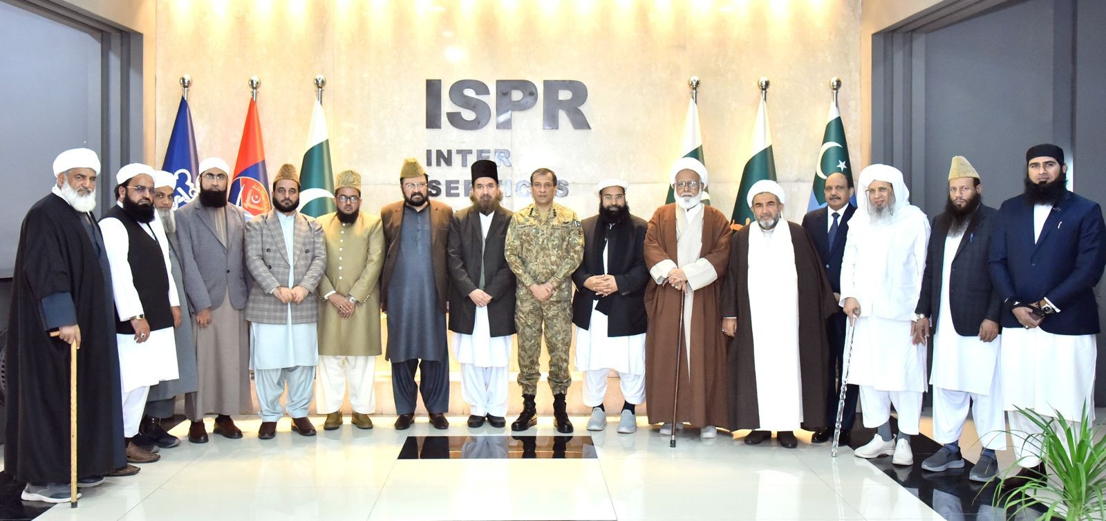 قومی پیغام امن کمیٹی کے وفد کی حافظ طاہر محمود اشرفی کی قیادت میں ڈائریکٹر جنرل آئی ایس پی آر لیفٹیننٹ جنرل احمد شریف چوہدری سے ملاقات