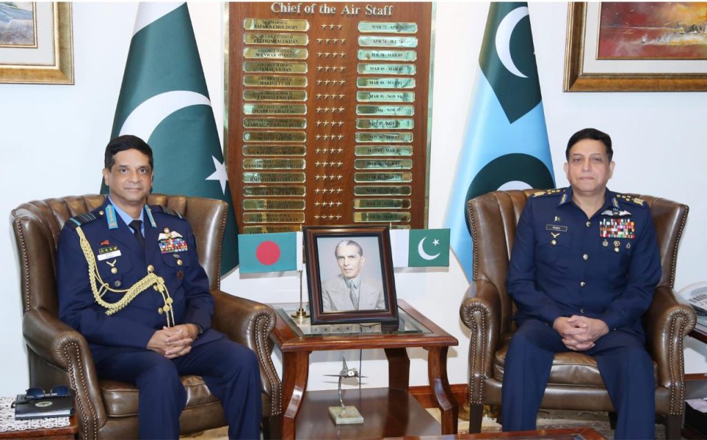 پاک فضائیہ کے سربراہ سے بنگلہ د یشی ہم منصب کی ملاقات، باہمی تعاون کے امکانات پر تبادلہ خیال