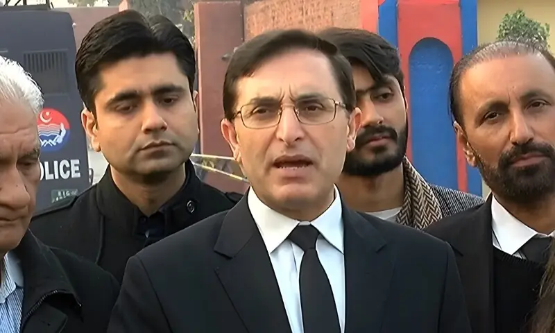 بانی پی ٹی آئی سے ملاقات کے بعد ہی جوڈیشل کمیشن کے اجلاس میں شرکت کا حتمی فیصلہ کیا جائے گا، بیرسٹر گوہر