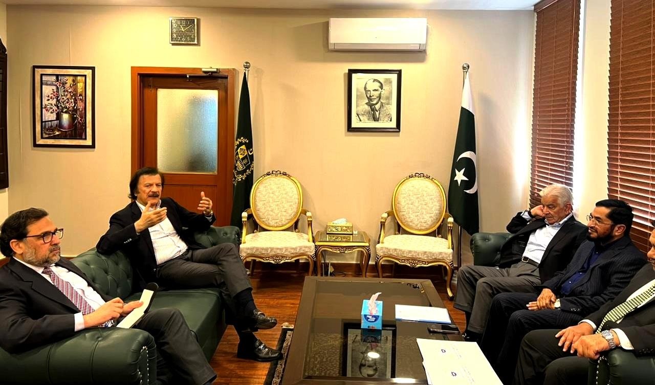 وزیر دفاع خواجہ آصف کی معاون خصوصی ہارون اختر خان سے ملاقات، معاشی ترقی، برآمدات کے فروغ اور آئندہ وفاقی بجٹ سے متعلق امور پر تبادلہ خیال