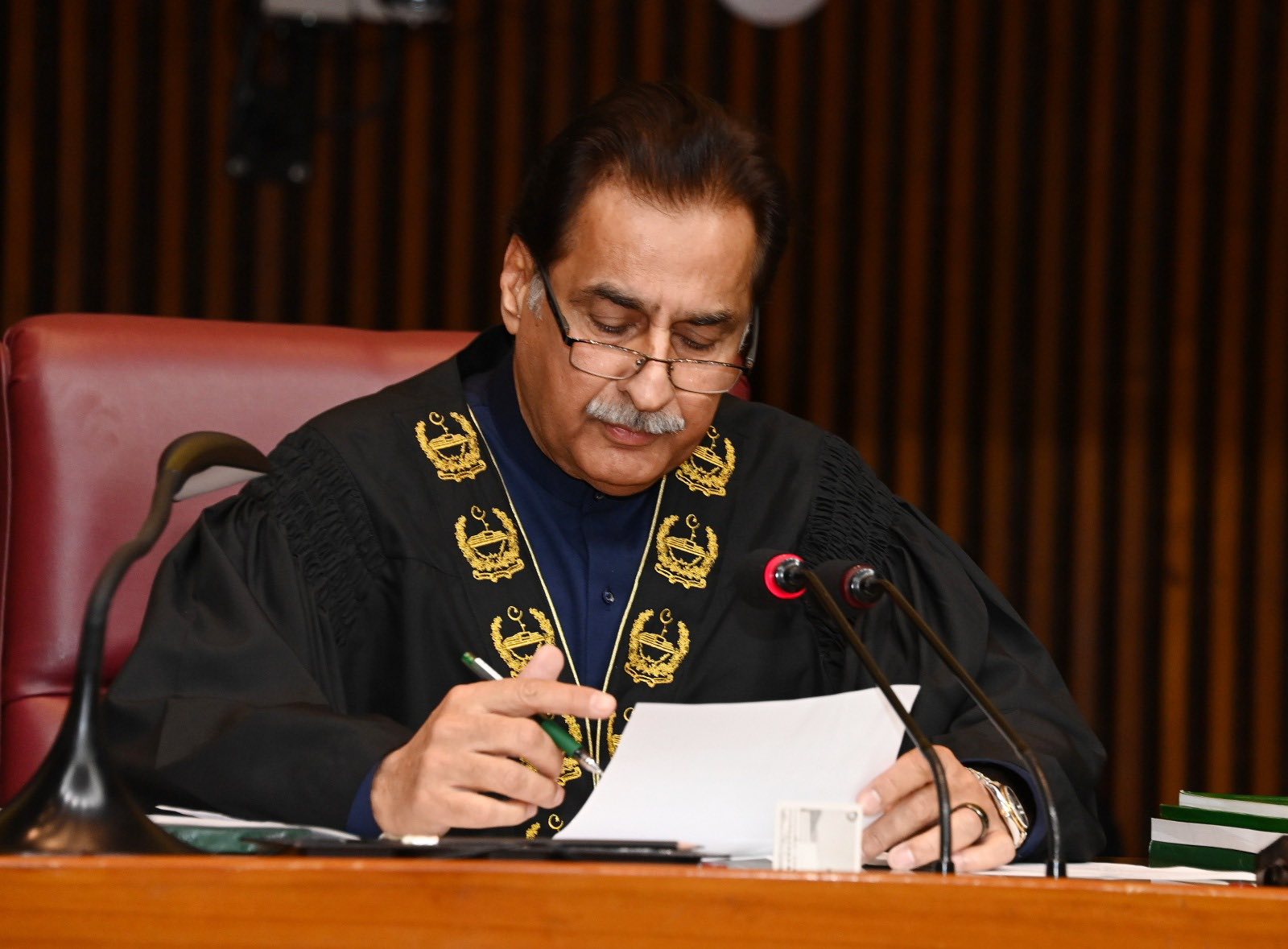 سپیکر قومی اسمبلی کی ایجنسیوں کے خلاف بلاجواز تنقید اجلاس کی کارروائی سے حذف کرنے اور وزیر دفاع کو شہادتوں ، قربانیوں سے آگاہ کرنے کی ہدایت