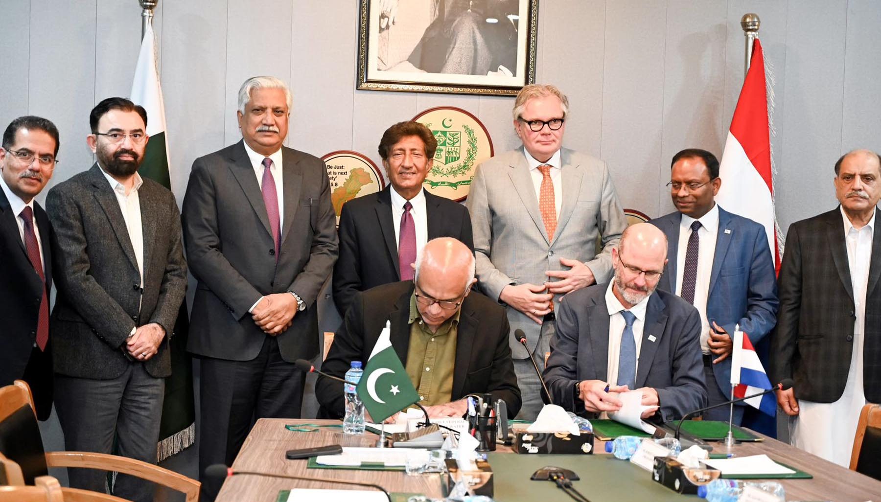 وزارت آبی وسائل اور آئی ایچ ای ڈیلفٹ انسٹی ٹیوٹ فار واٹر ایجوکیشن کا پانی کے شعبہ میں تعاون کے فروغ کا معاہدہ