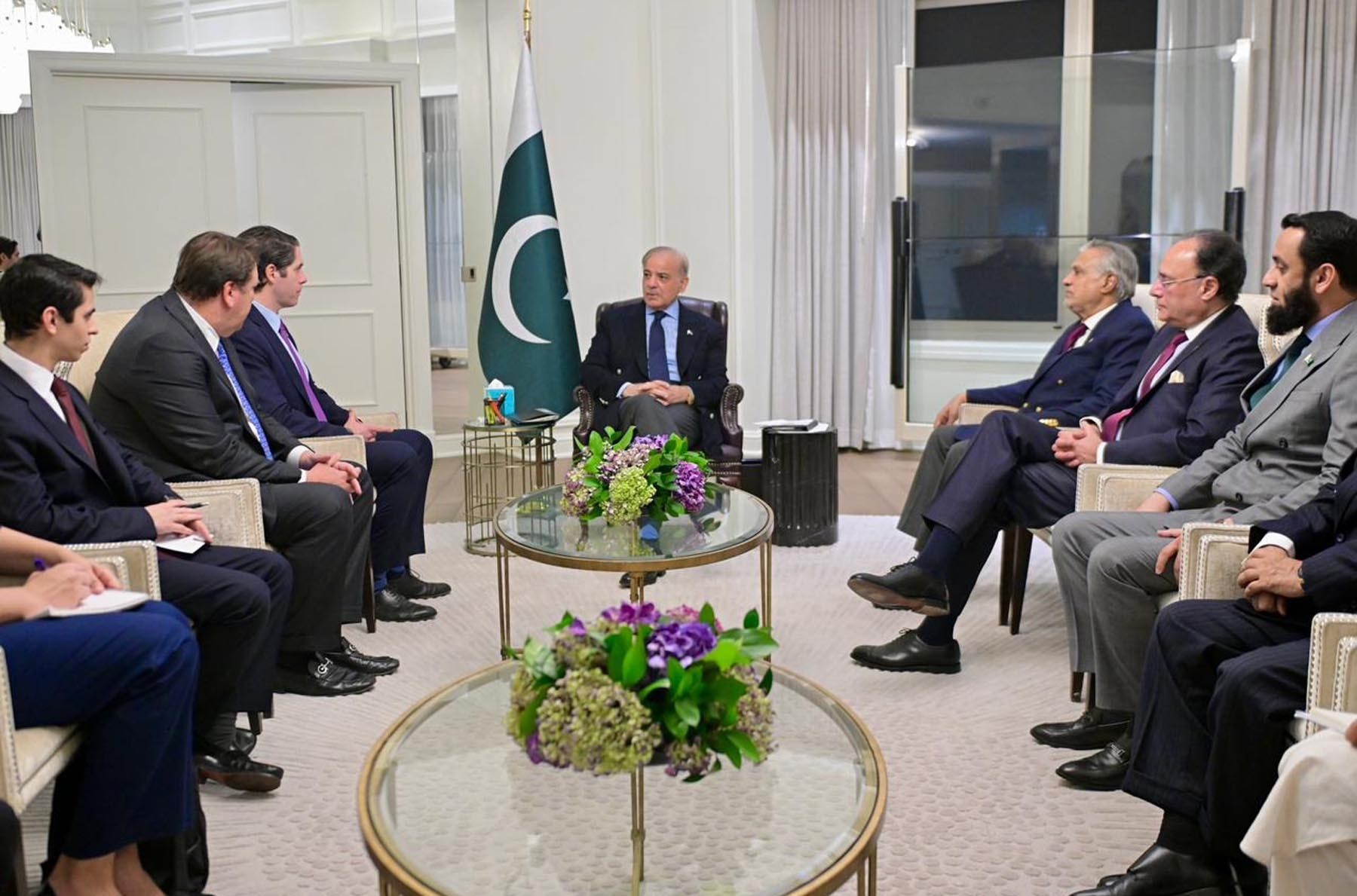 وزیرِ اعظم شہباز شریف کی ڈی ایف سی کے عہدیداران سے ملاقات