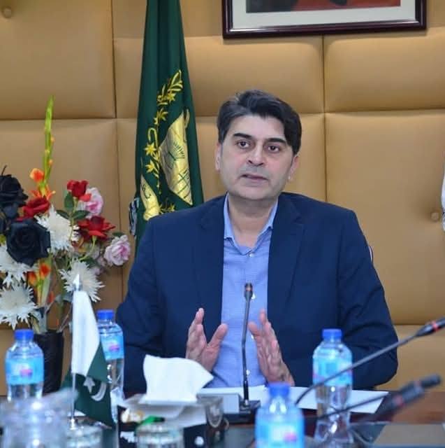 نائب وزیر اعظم محمد اسحاق ڈار کی زیر صدارت کمیٹی کے فیصلے تک پی ایم ڈی سی نے میڈیکل و ڈینٹل اداروں کو تعلیمی سیشن 2024-25 کی ٹیوشن فیس وصول کرنے سے روک رکھا ہے،وزیر مملکت صحت ڈاکٹر مختار احمد برتھ