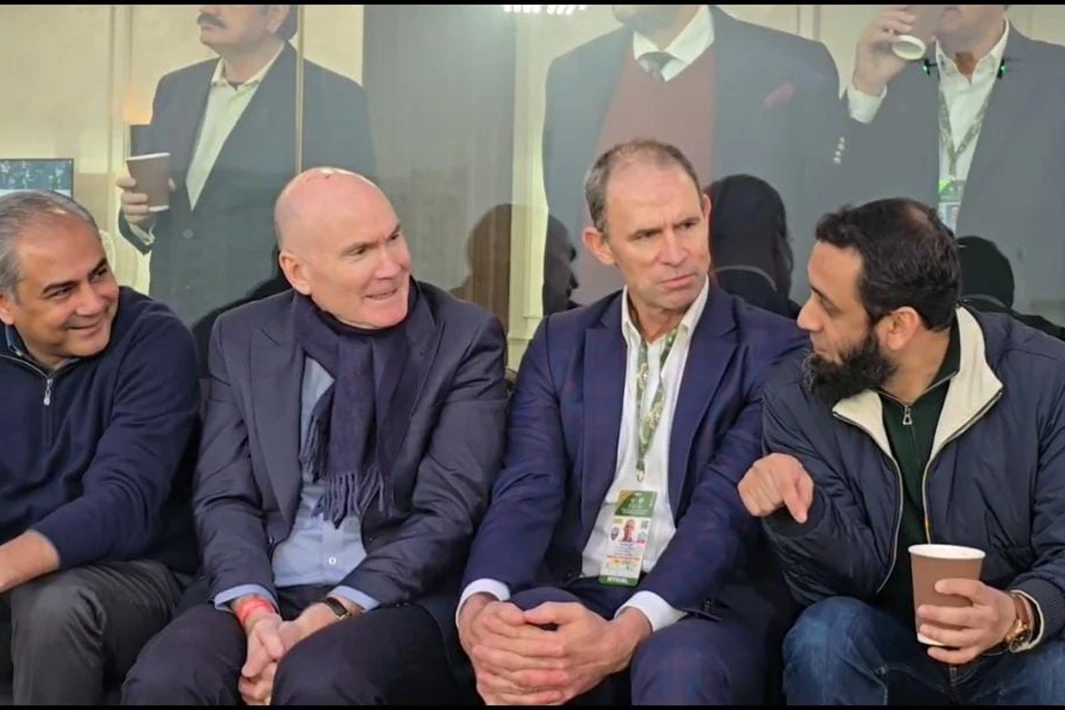 چیئرمین پی سی بی، آسٹریلین ہائی کمشنر، وفاقی وزیر اطلاعات اور گورنر گلگت بلتستان نے پاک آسٹریلیا میچ ایک ساتھ دیکھا ، دونوں ٹیموں کے کھلاڑیوں کی شاندار کارکردگی کو سراہا