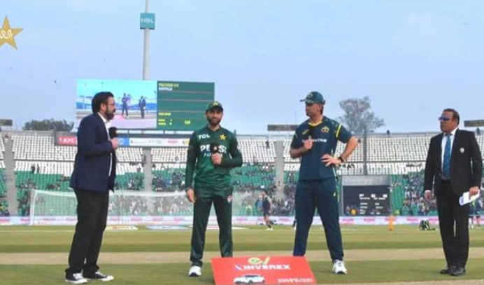 پاکستان کا آسٹریلیا کے خلاف تیسرے میچ میں ٹاس جیت کر پہلے بیٹنگ کا فیصلہ